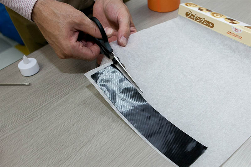 2019-09-Step by Step045 クッキングシートを使えば簡単にガムテープが切れる